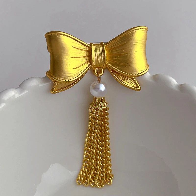 

MOGAKU Retro Metal Tassel Women Brooches Golden Color Bowknot Ladies Corsages Female Lapel Pins Dress Coat Brooch Jewelry Gifts