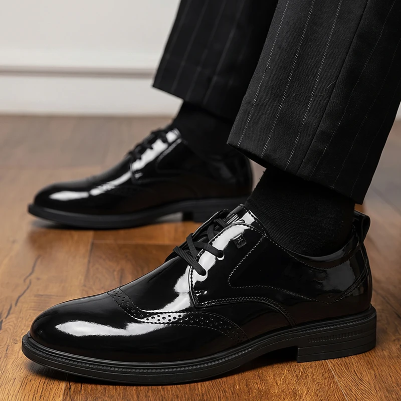 Herren Glänzende Lackleder-Brogue-Schuhe mit Schnürung, Rutschfester Sohle, Formelle Schuhe für Hochzeit, Geschäft, Büro und täglichen Pendelverkehr – Detail 3