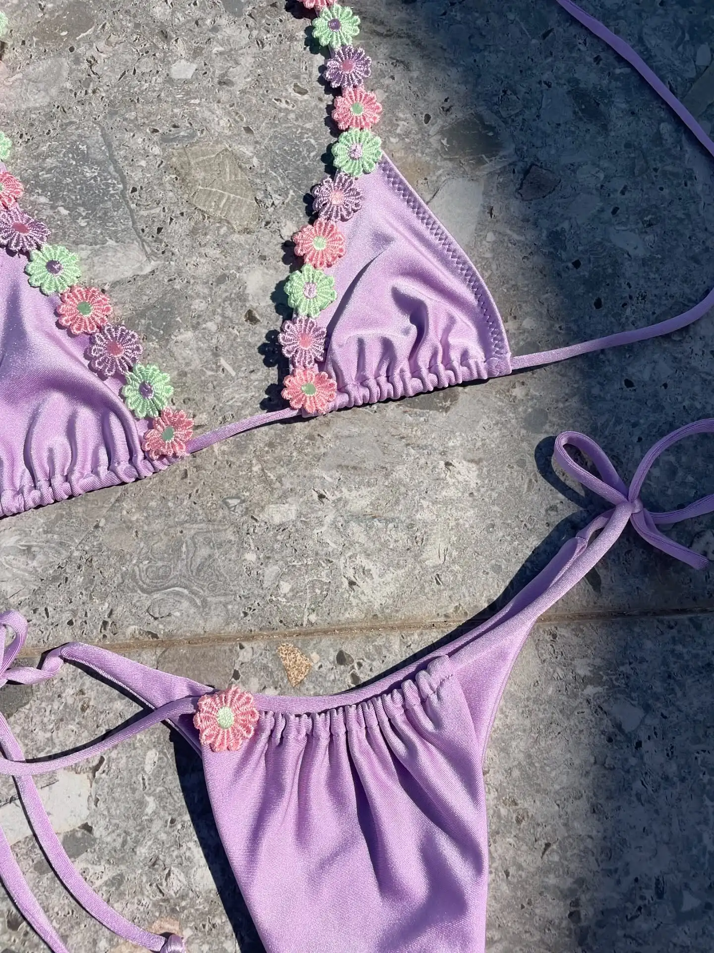 2025 Traje de baño de moda Bikini de lavanda con flores de margaritas coloridas, perfecto para ropa de playa, fiestas en la piscina, escapadas de verano
