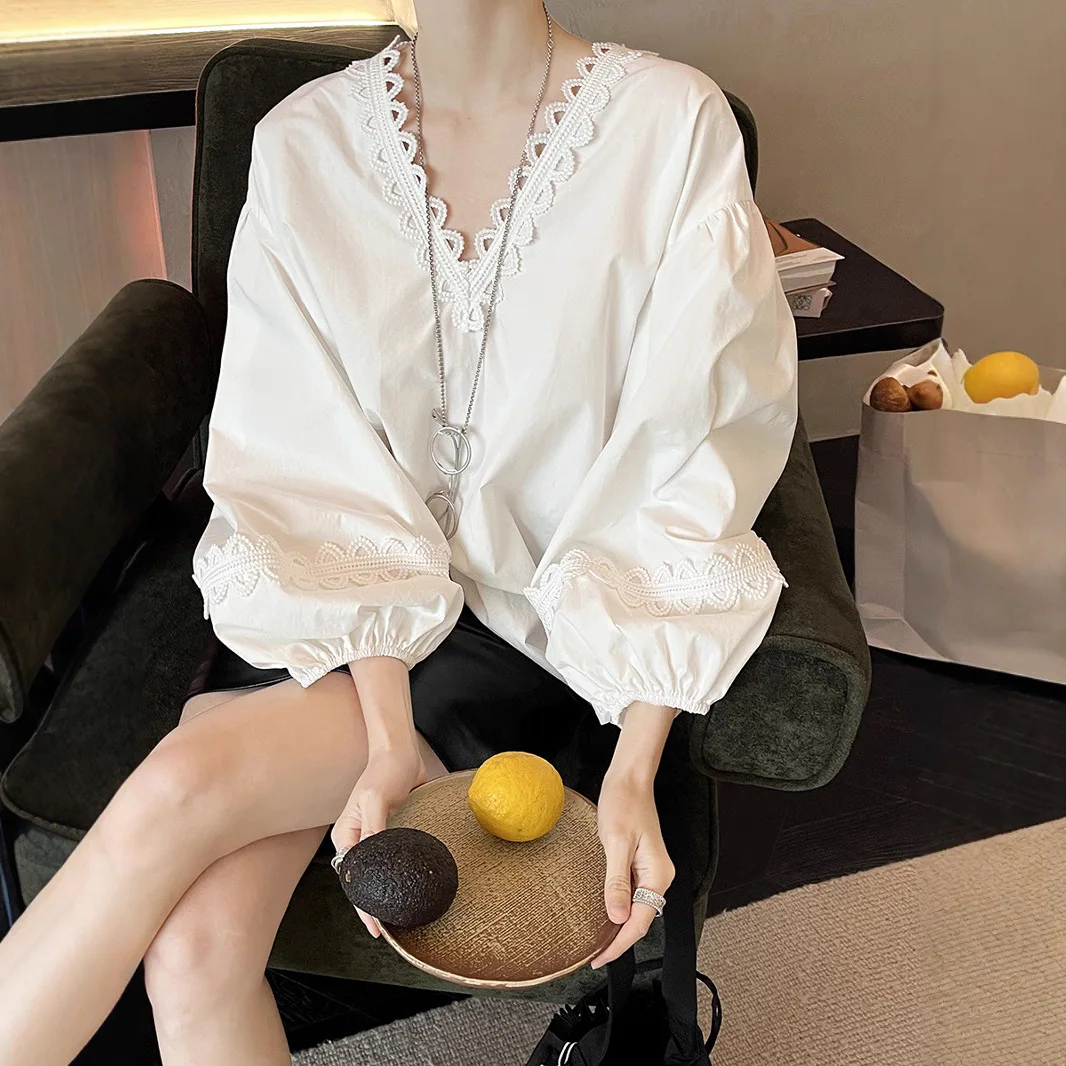 

Autumn French Paneled Cotton V-neck Cut-out Lace Lace Lantern Sleeve Shirt for Women