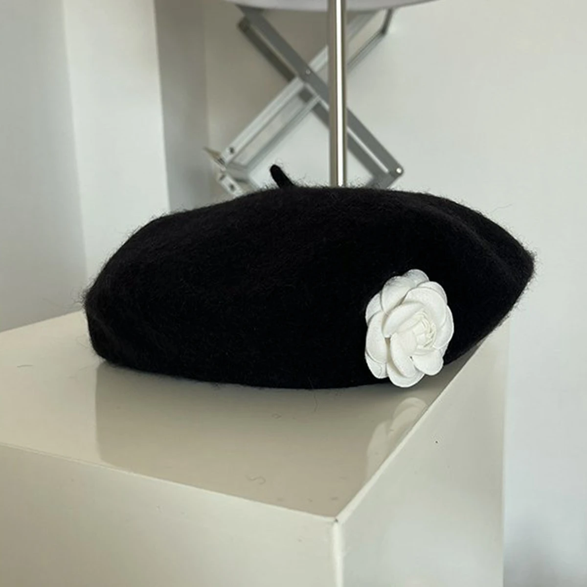 Damska czapka zimowa 2023. klasyczny kwiatowy czarny Beret z francuskiej wełny Casual Beret kapelusz damski Outdoor gorras para mujer