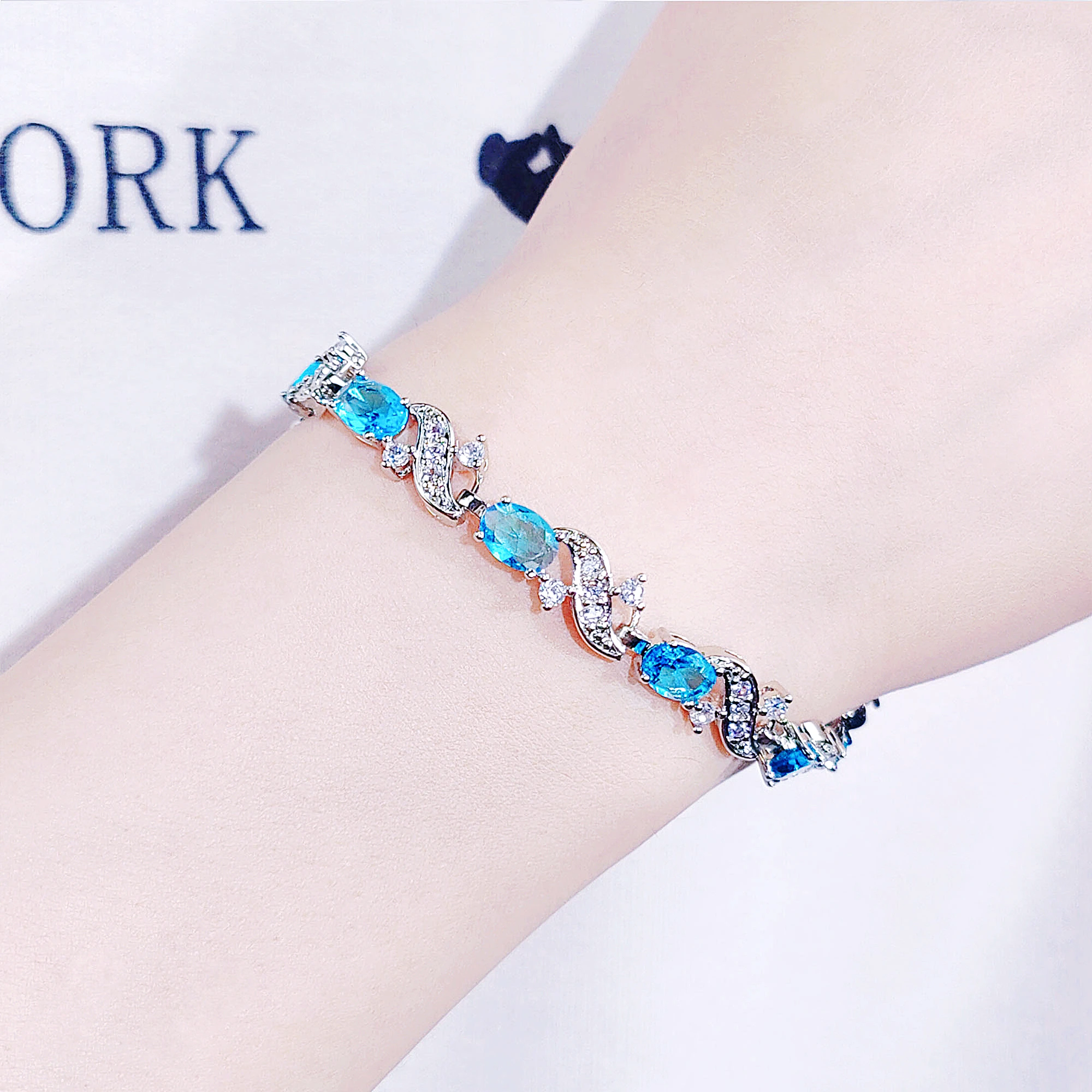 

Light blue round copper plated zircon bracelet fashion temperament light luxury high sense