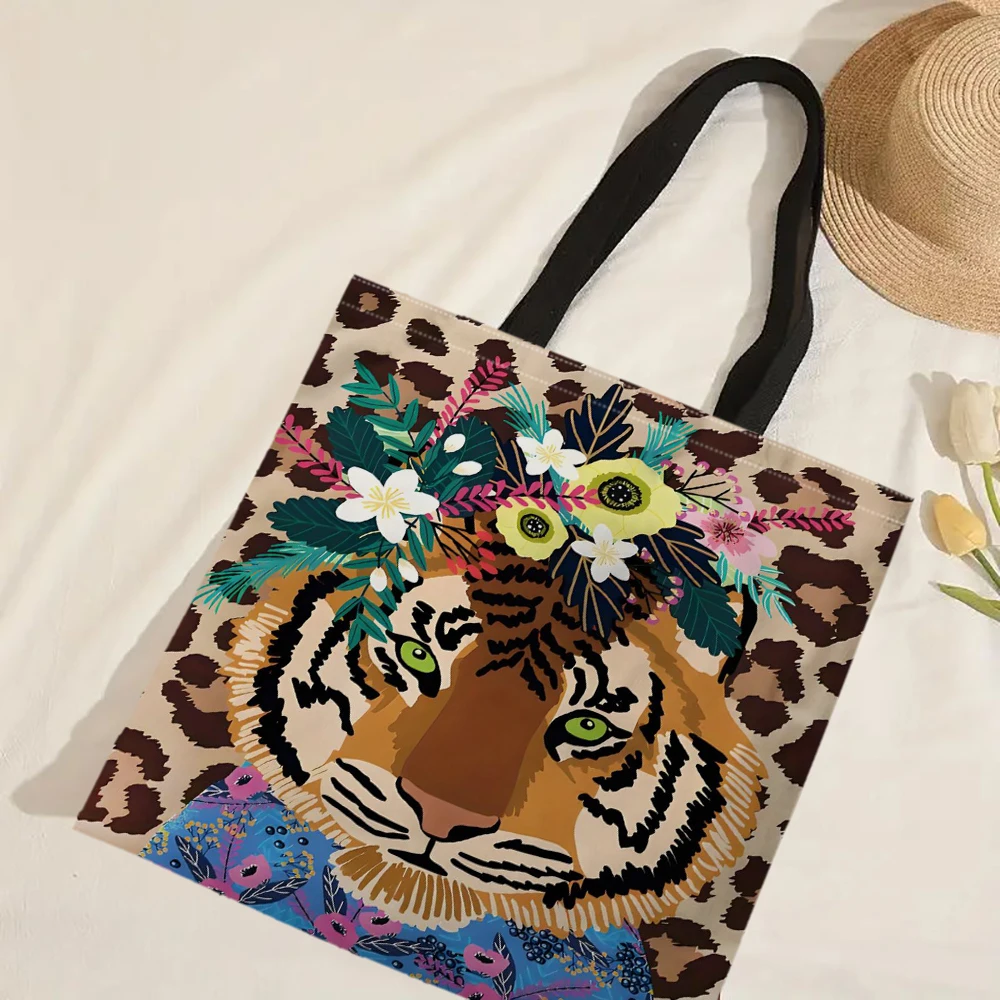 عنصر الحيوان 1 قطعة توضيح نمر يرتدي إكليلًا، حقيبة حمل خلفية بطبعة الفهد، مثالية للتسوق