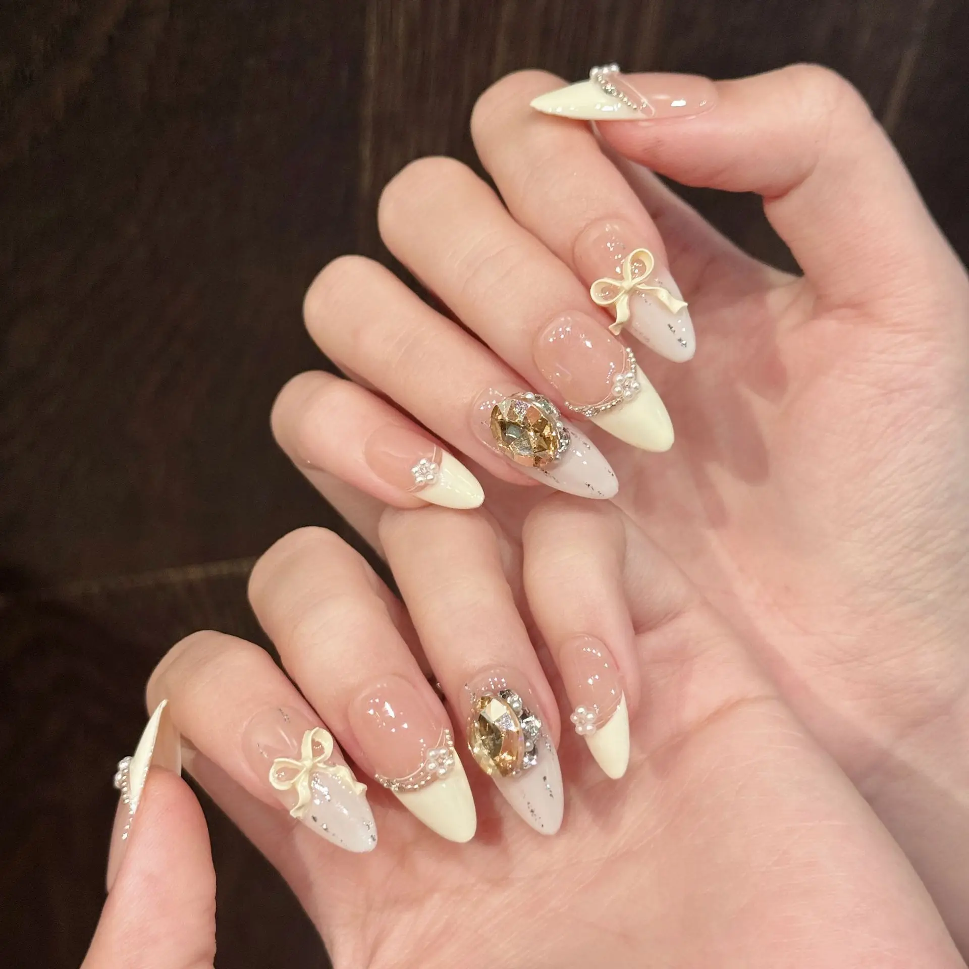 

10 шт., ручной работы, французский миндаль, пресс для ногтей, кремовый цвет, бант, дизайн со стразами, накладные ногти, носимые советы для маникюра