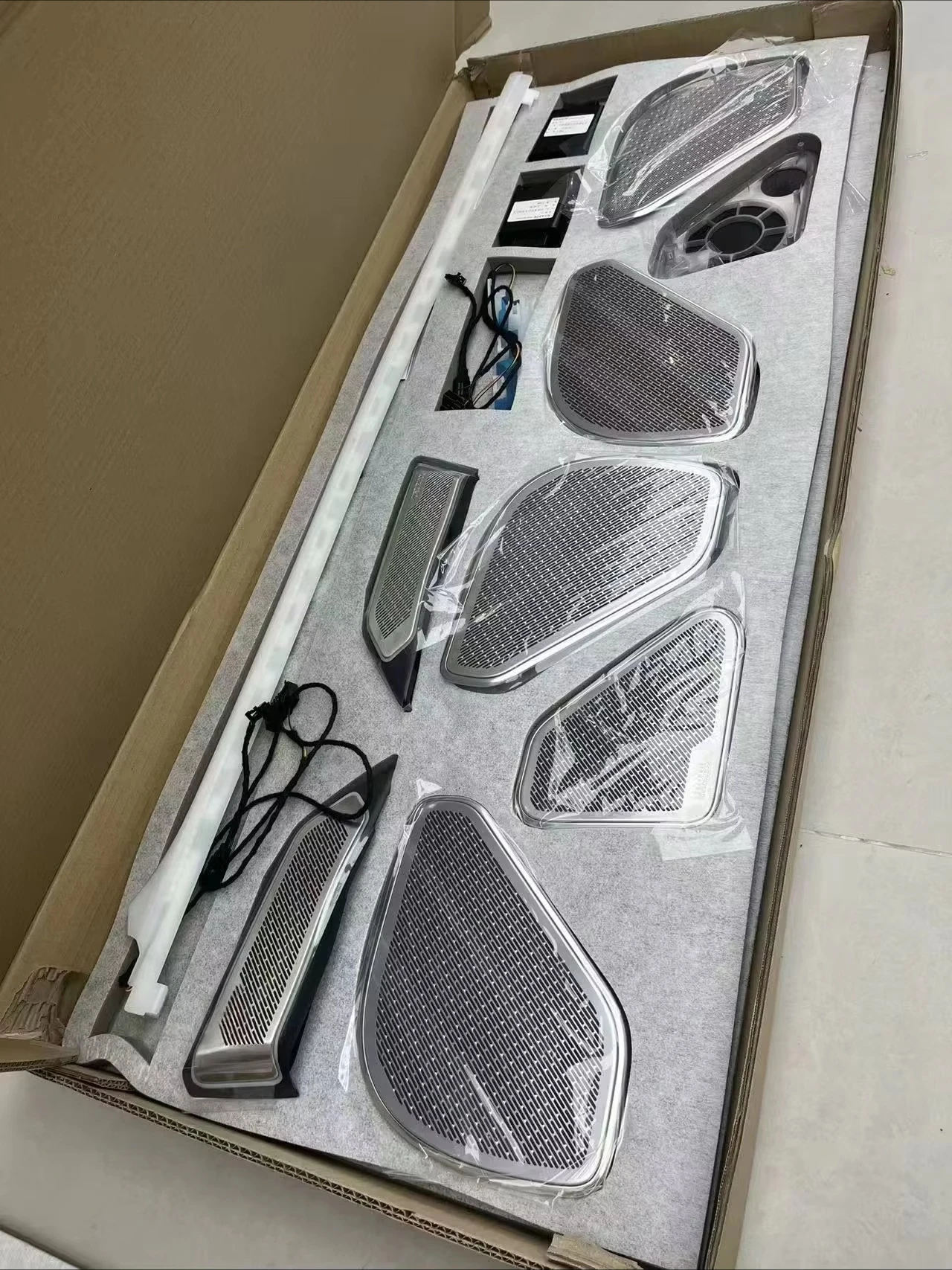 Anti-Scratch Stainless Rear Side Audio Speaker Cover Fit For Range Rover Executive L460 2022-2026Interior Decor Panel 3