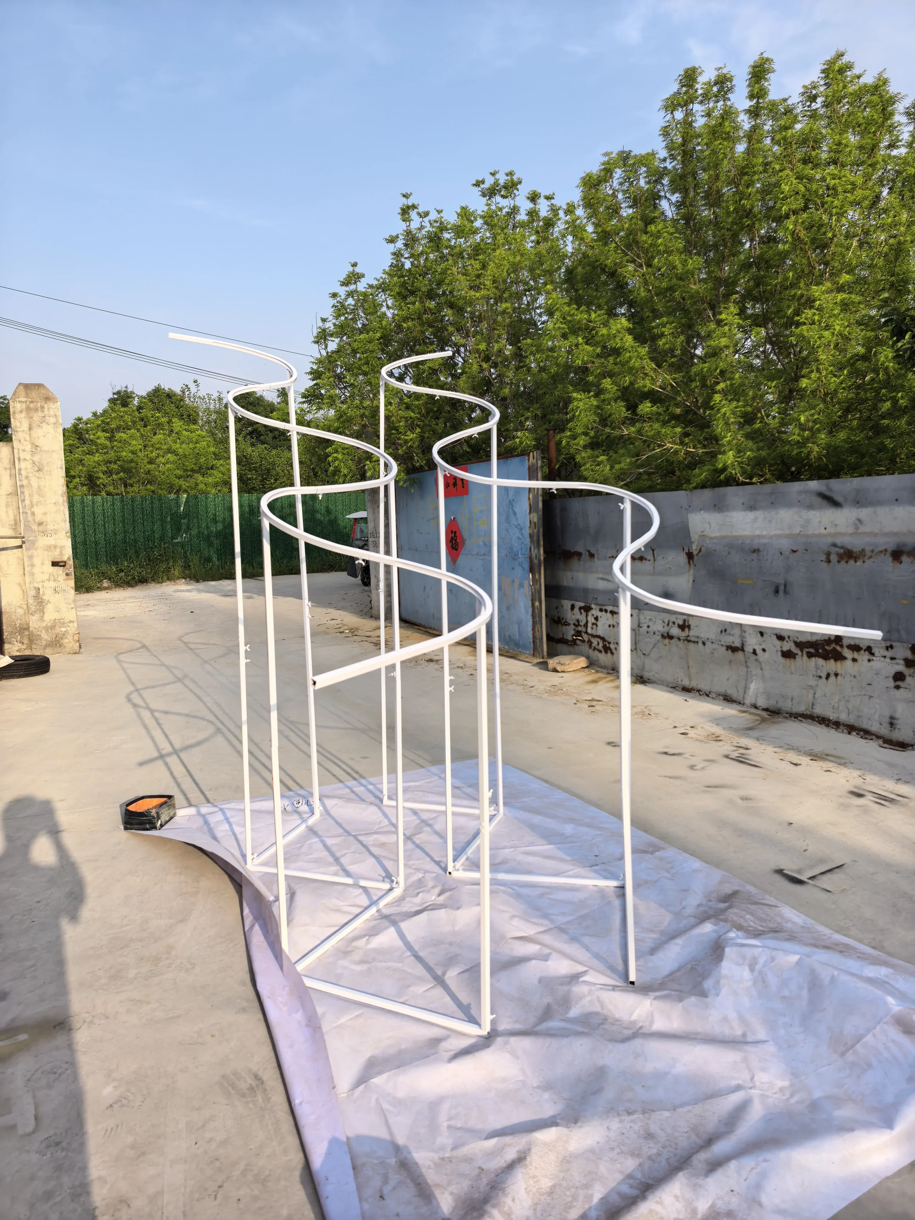 Stilvoller Wellenförmiger Rahmen 2-teilig Luxuriöser Hochzeitsbogen Hintergrundständer Maßgefertigte Dekoration für Outdoor-Partys und Events Goldene Metallstruktur Flora – Detail 11