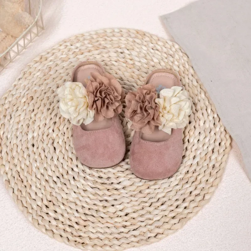 Crianças sandálias ao ar livre doce para meninas princesa chinelos dedos redondos 2025 verão novas crianças sapatos casuais fundo macio conforto