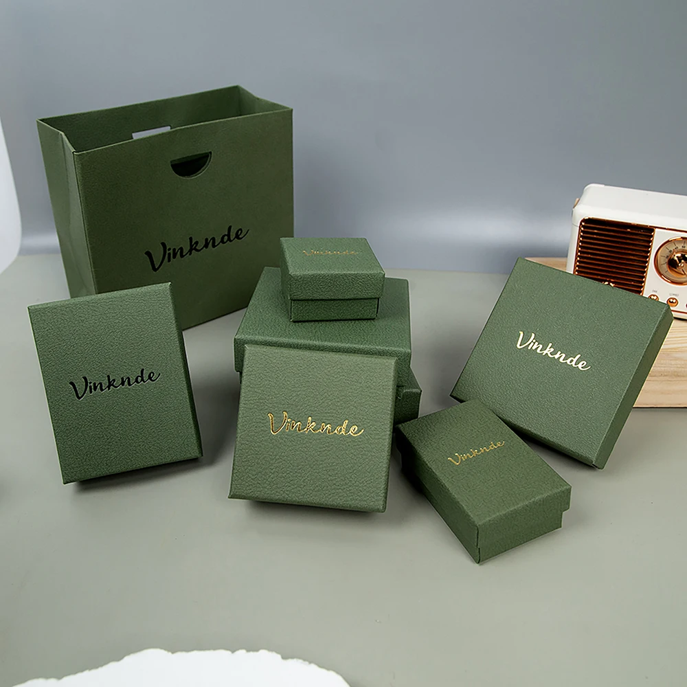 

Пользовательский логотип Оливково-зеленая упаковка для ювелирных изделий Картонная бумажная крышка и нижняя часть 9x9x3 см Ювелирные изделия Серьги Коробка для колец с губчатой пеной