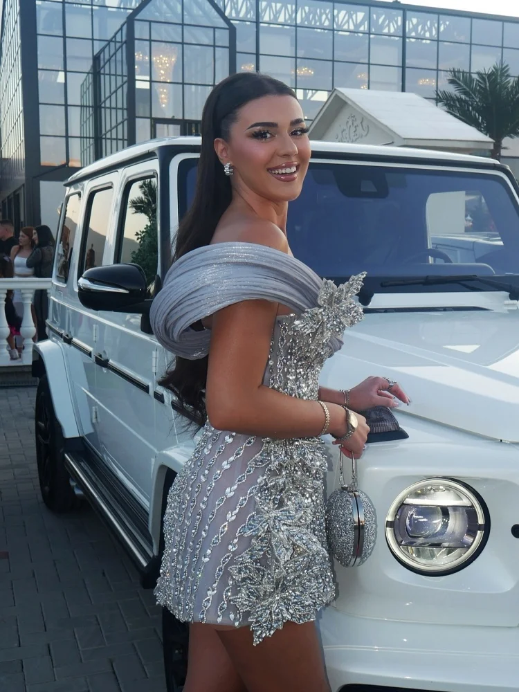 Luxuriöses schulterfreies silbernes Paillettenkleid mit Blumenverzierungen – elegantes Abendkleid für Cocktailpartys und Hochzeiten