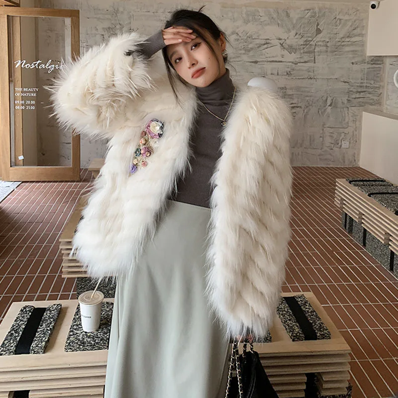 

2023 High Quality Raccoon Dog Fur Coat Women's Winter Short Casual Flower Brooch V-Neck Stripe Weave Real Fur Outerwear Office L