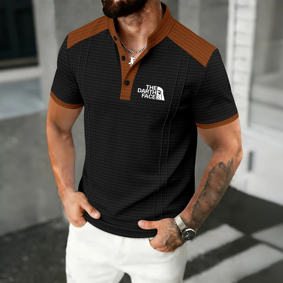 Herren-Poloshirt aus grauem Waffelstrick, atmungsaktiver, weicher Stoff, kontrastierender brauner Rand, Parodie-Darth-Vader-Grafik, Knopfleiste