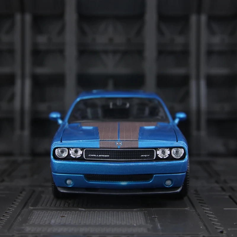 Maisto 1:24 simulation 2008 Dodge Challenger SRT8 alloy car model doors on both sides that can be opened good quality