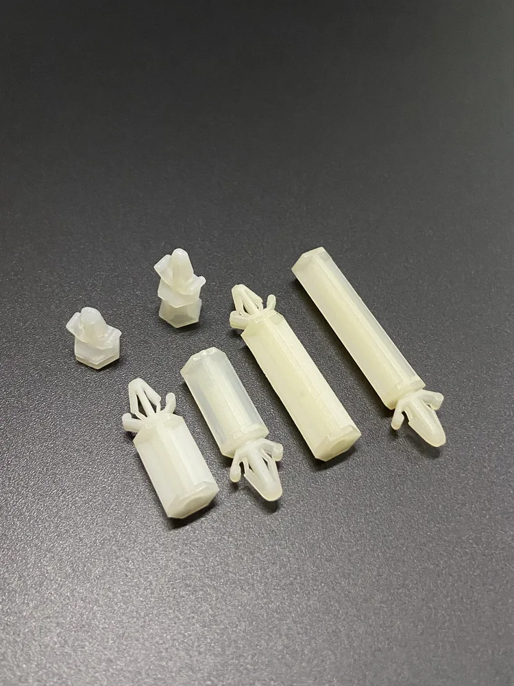 100 قطع PA66 المواد اللون الطبيعي 4 مللي متر ثقب الاستخدام لوحة دارات مطبوعة قوس طوقا رئيس واحد عزل العمود فاصل الدعم