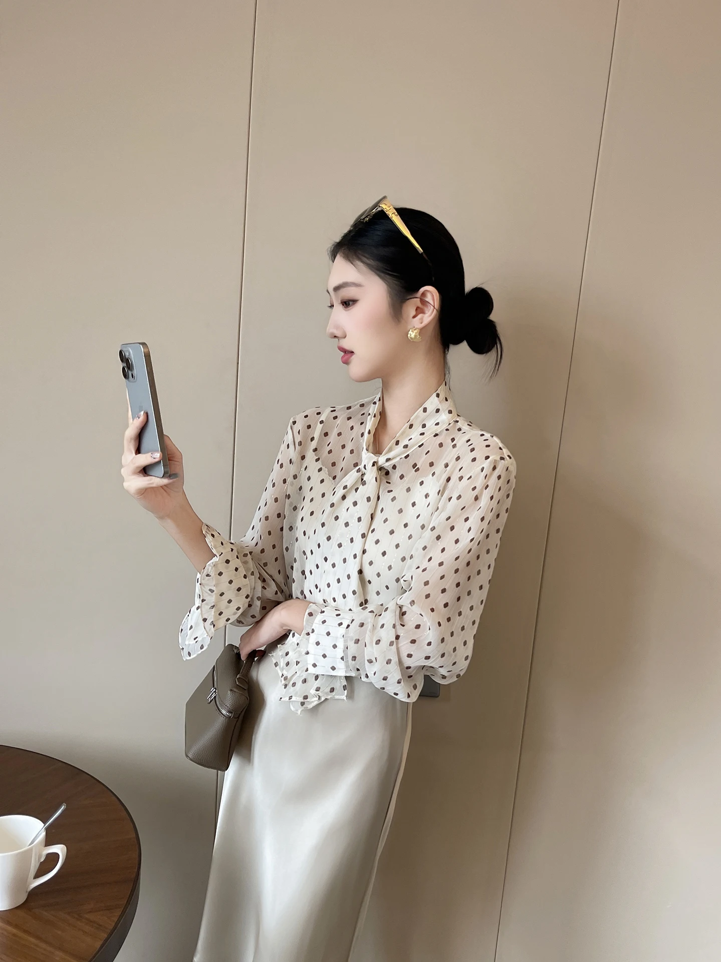 

PINKEENSTUDIO Лето 2026 Женская свободная рубашка с длинным рукавом, легкая, струящаяся, с бантом и узором в горошек, повседневный стиль, дышащая, приятная к телу