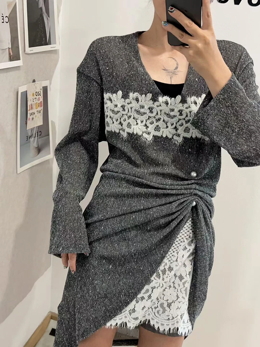 TWOTWINSTYLE Hit Farbe Gespleißt Spitze Zwei Stück Sets für Frauen V-ausschnitt Mit Langen Ärmeln Patchwork Falten Top Hohe Taille Rock Set Weibliche