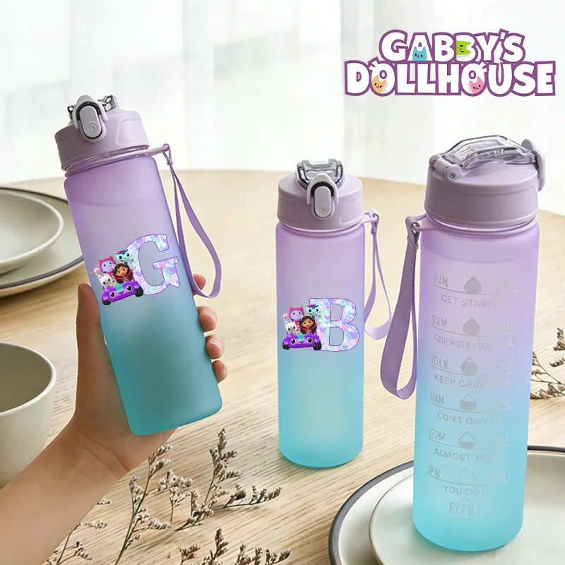 

Бутылка для воды Gabby Dollhouse 750 мл с соломинкой, градиентная, с мультяшным принтом A-Z, для мальчиков и девочек, портативная, модная, спортивная, для студентов