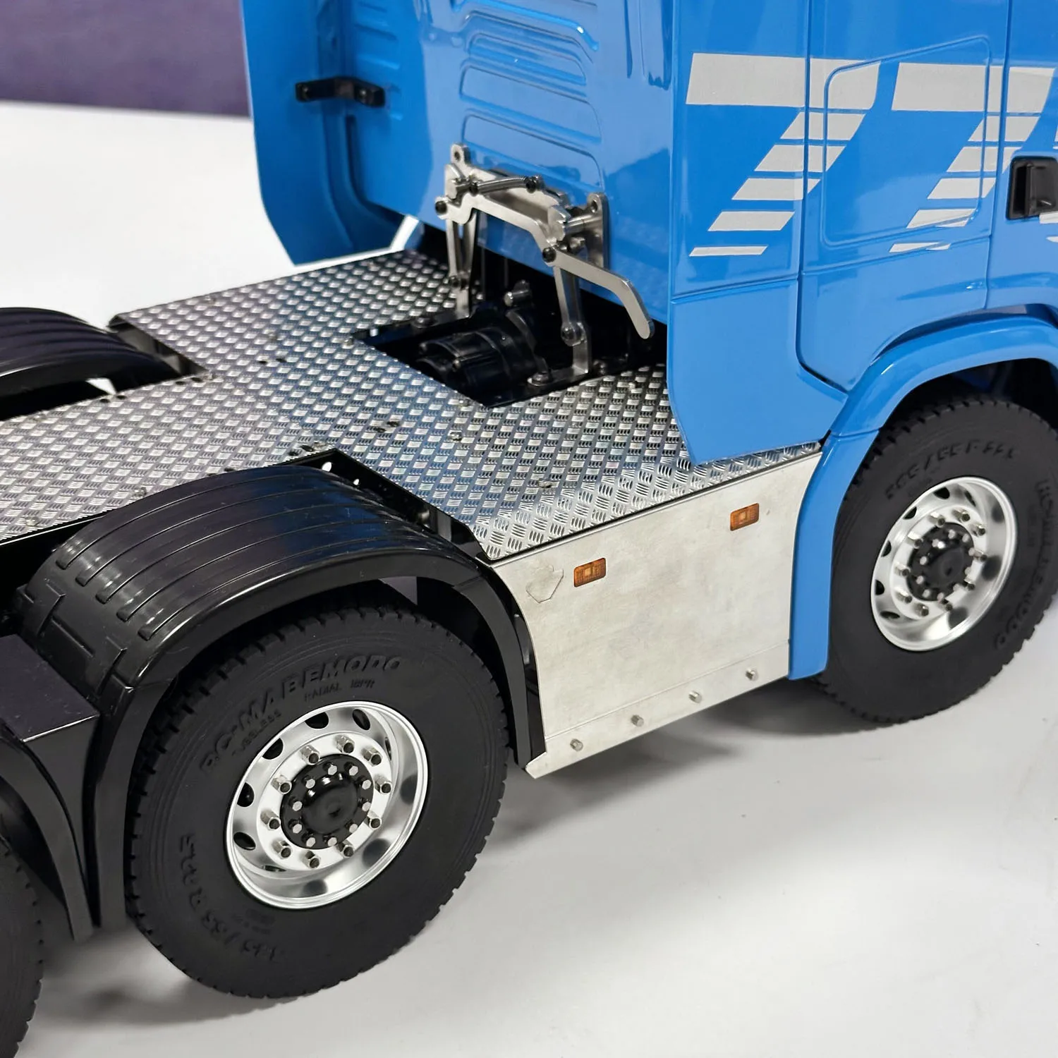 RC Tractor Truck 8×8 1/14 RC Lorry Vehicles Metal Chassis Openable Doors Remote Control Lights Sounds System 2-Speed Gearbox Toy