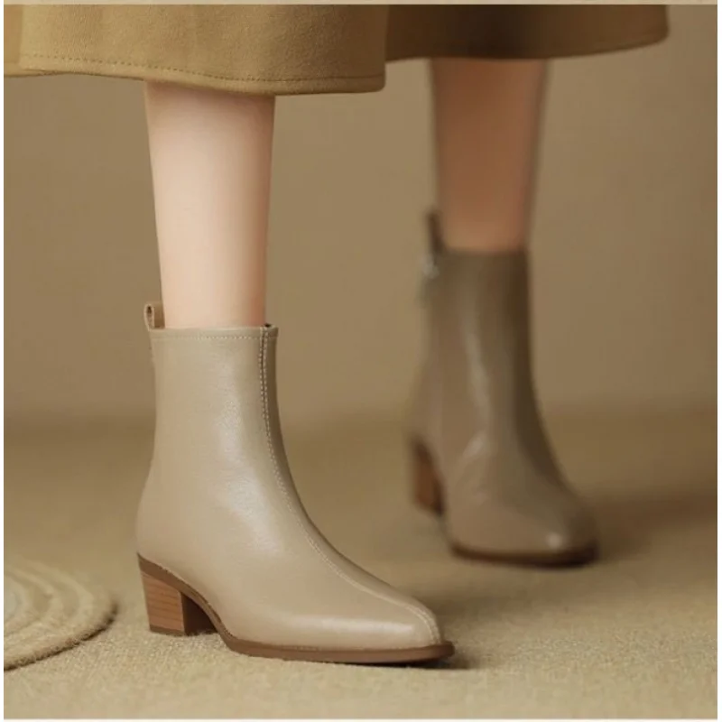 حذاء طويل للكاحل على الطراز البريطاني مبطن بالقطيفة الدافئة للنساء 2025، حذاء بكعب مكتنز وكعب جانبي وسحاب جانبي، حذاء كاحل شتوي عتيق