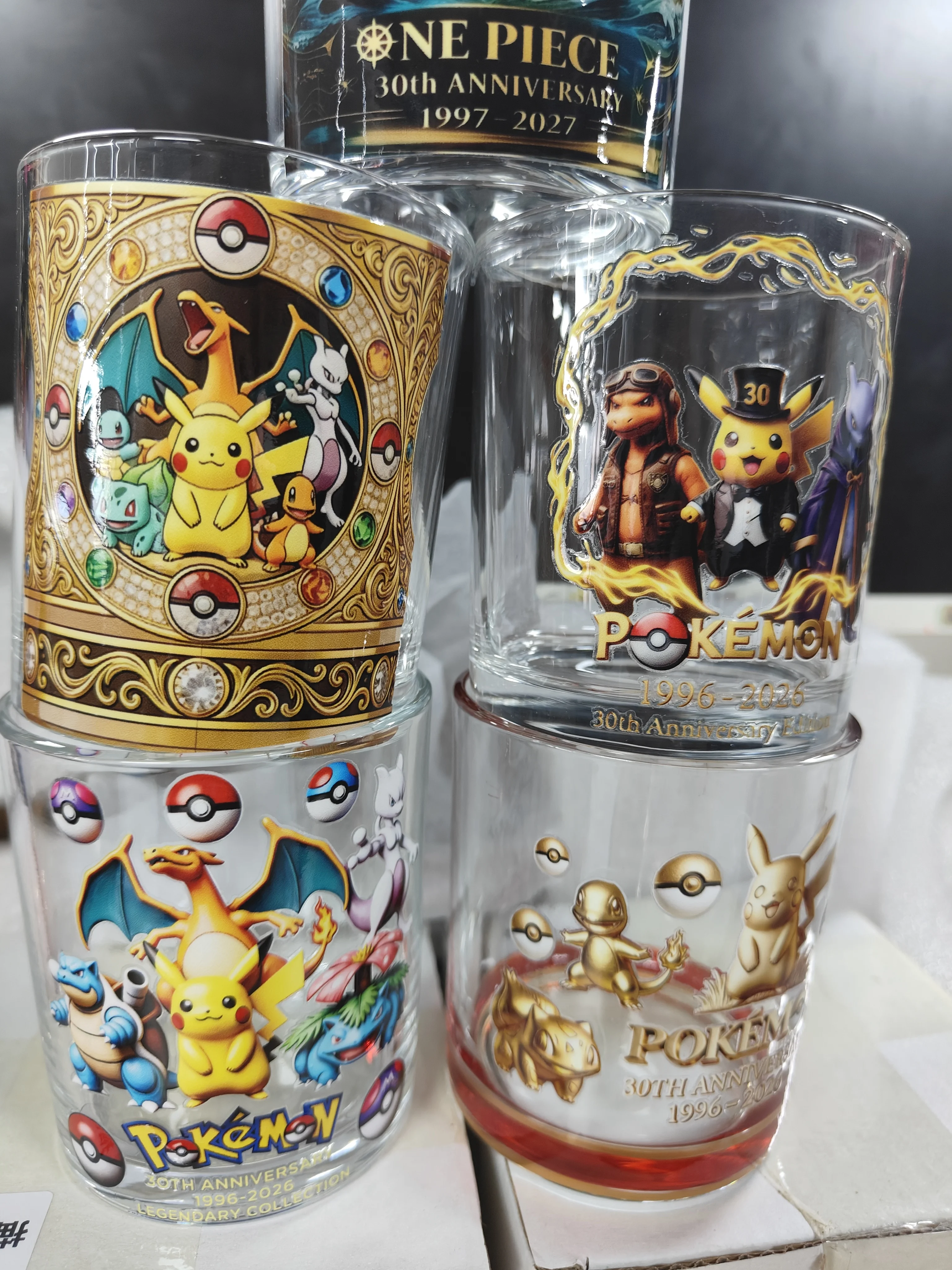 Neuer Pokémon 30. Jubiläums-Whiskey-Tumbler mit historischem Muster, Vintage-Porträt-Design, Glasbecher – Detail 1