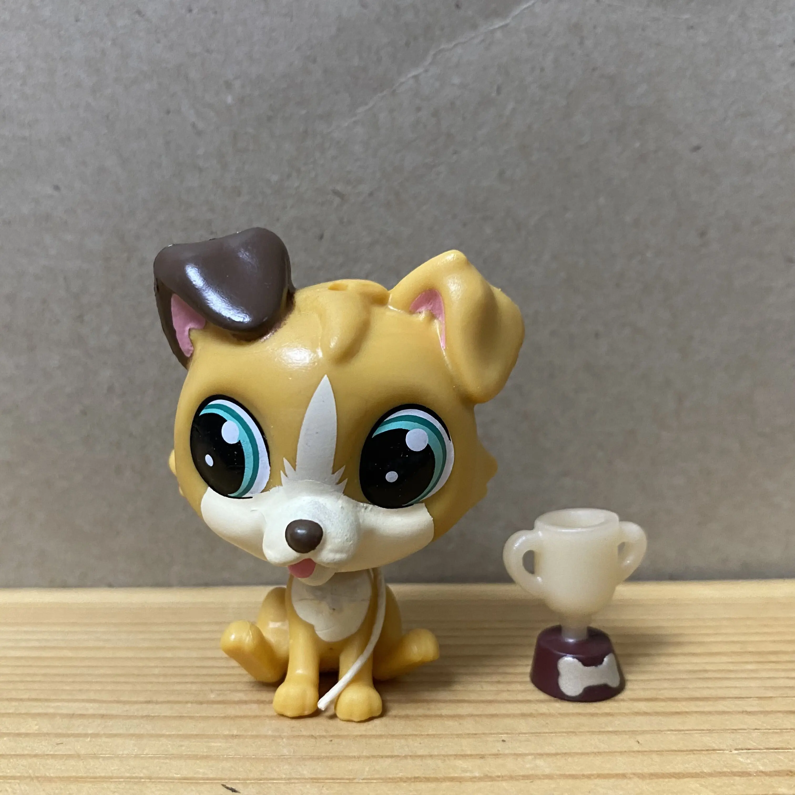 

(2 INCH) Littlest Pet Shop Get the Pets Tessa Terrier 3952 retired International DOG TOY