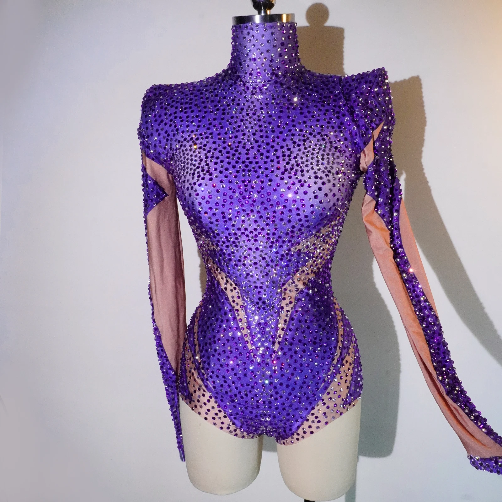 Traje de fiesta de diamantes de lujo, mono morado Sexy de alta elasticidad, leotardo con diamantes de imitación brillantes, cantante de baile, espectáculo de escenario de cristal