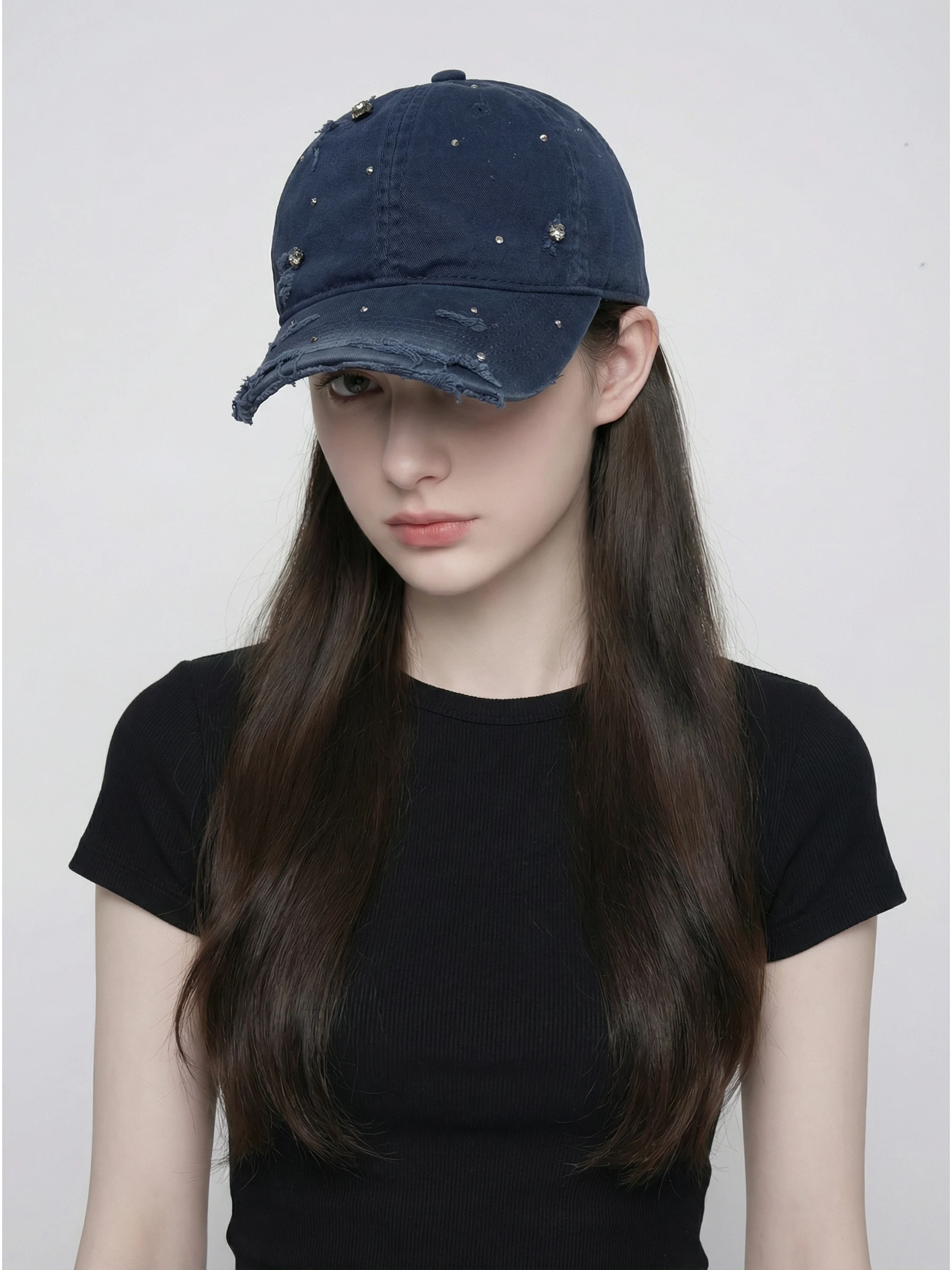 casquette-de-baseball-femme-printemps-2026-en-similicuir-avec-decoration-en-cristal-durable-tendance-polyvalente-design-perfore-protection-solaire-effet-amincissant-pour-le-visage