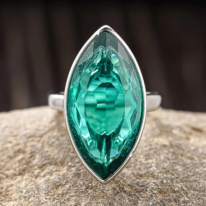 Huitan geometrisch geformter Damenring, schlicht, für Partys, Alltag, vielseitiges Zubehör, eingelegt mit leuchtend grünem CZ, modischer, vielseitiger Schmuck