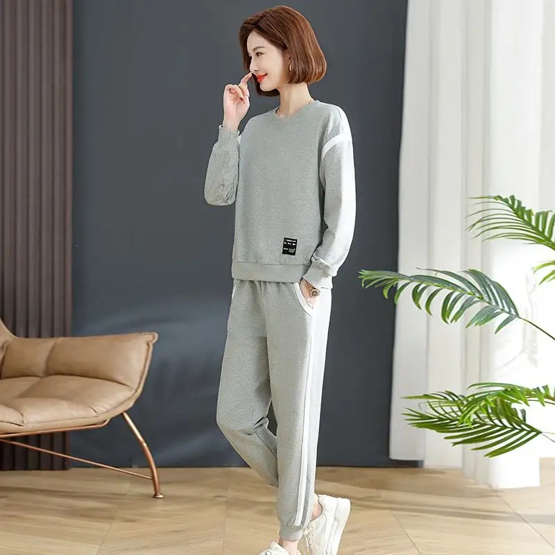 

Стильный повседневный спортивный костюм для женщин среднего возраста: осенне-зимний комплект из хлопкового худи с длинными рукавами и брюк, модный образ для пожилых женщин.