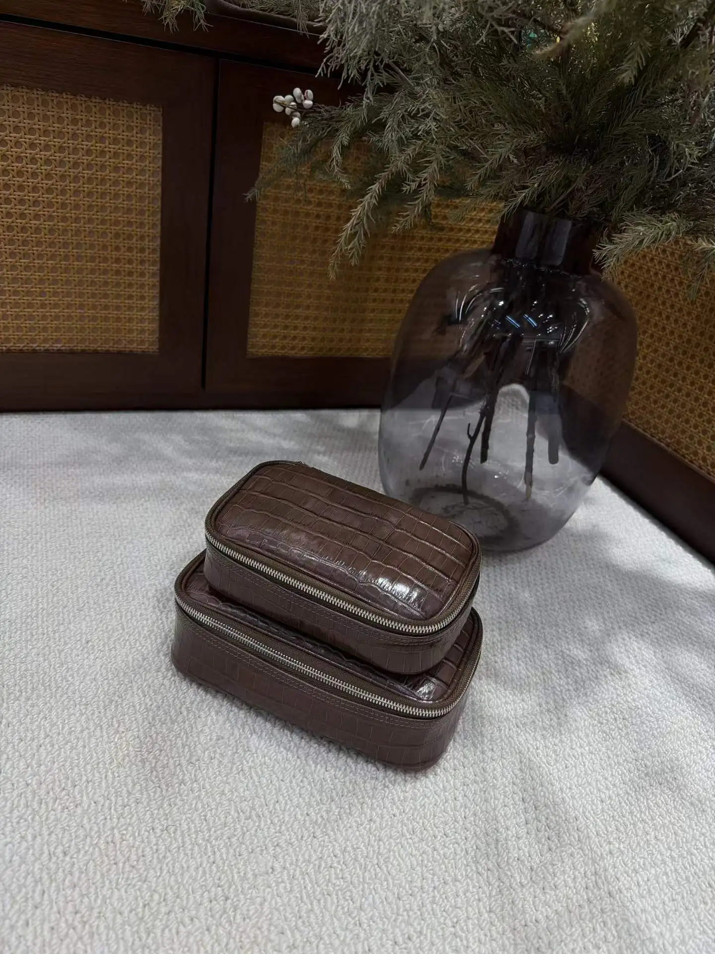 Krokodil-Geprägte Leder Mini-Kosmetiktasche Toilettenartikel-Organizer Tragbare Kosmetiktasche in Verschiedenen Farben und Größen Erhältlich – Detail 19