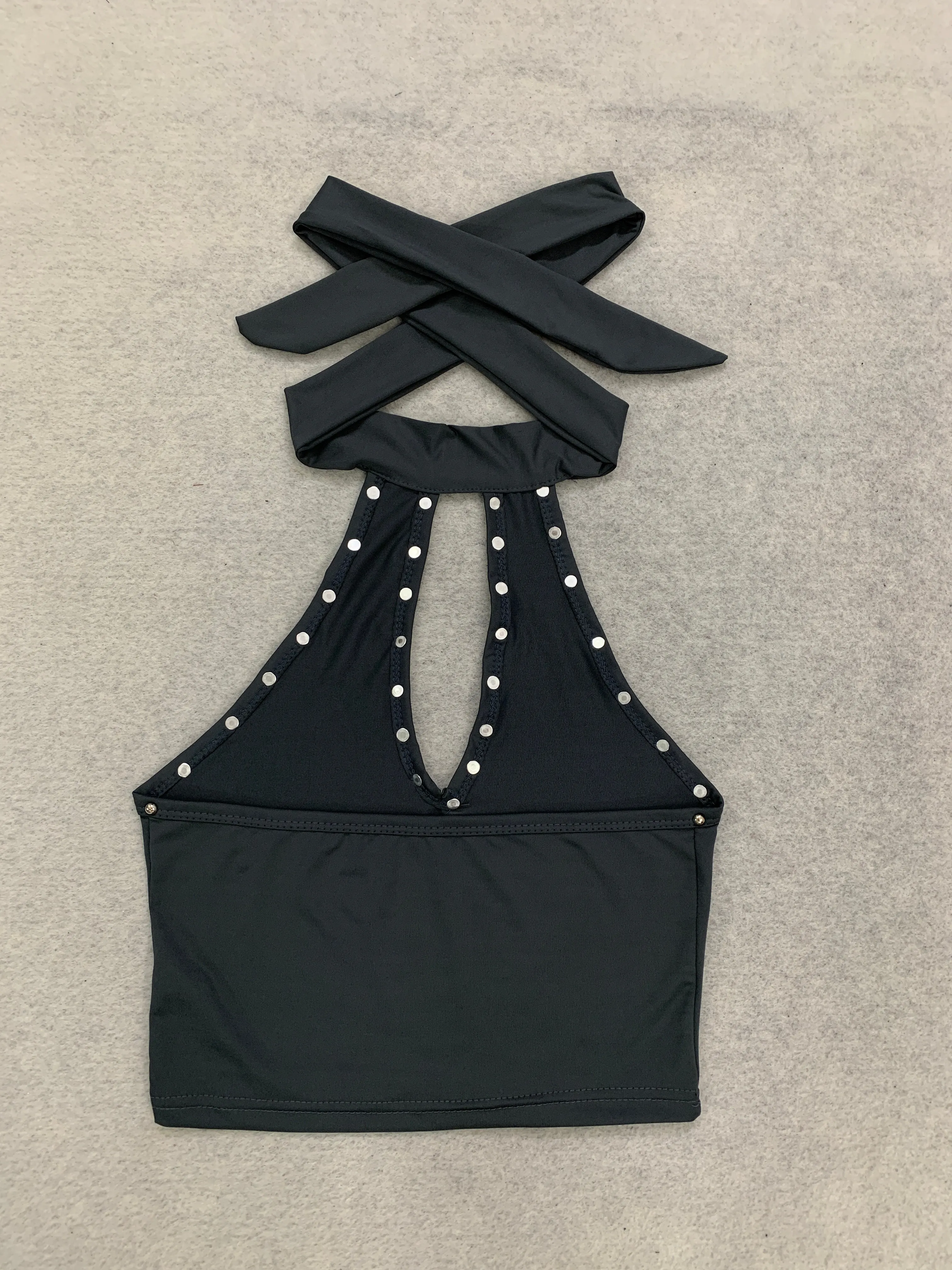 Subkultur-Punk-Stil, Nieten-Design, hängender Hals, rückenfreies, kurzes, hohles, ärmelloses, schmales, heißes Mädchen-Sling-Top. – Detail 9