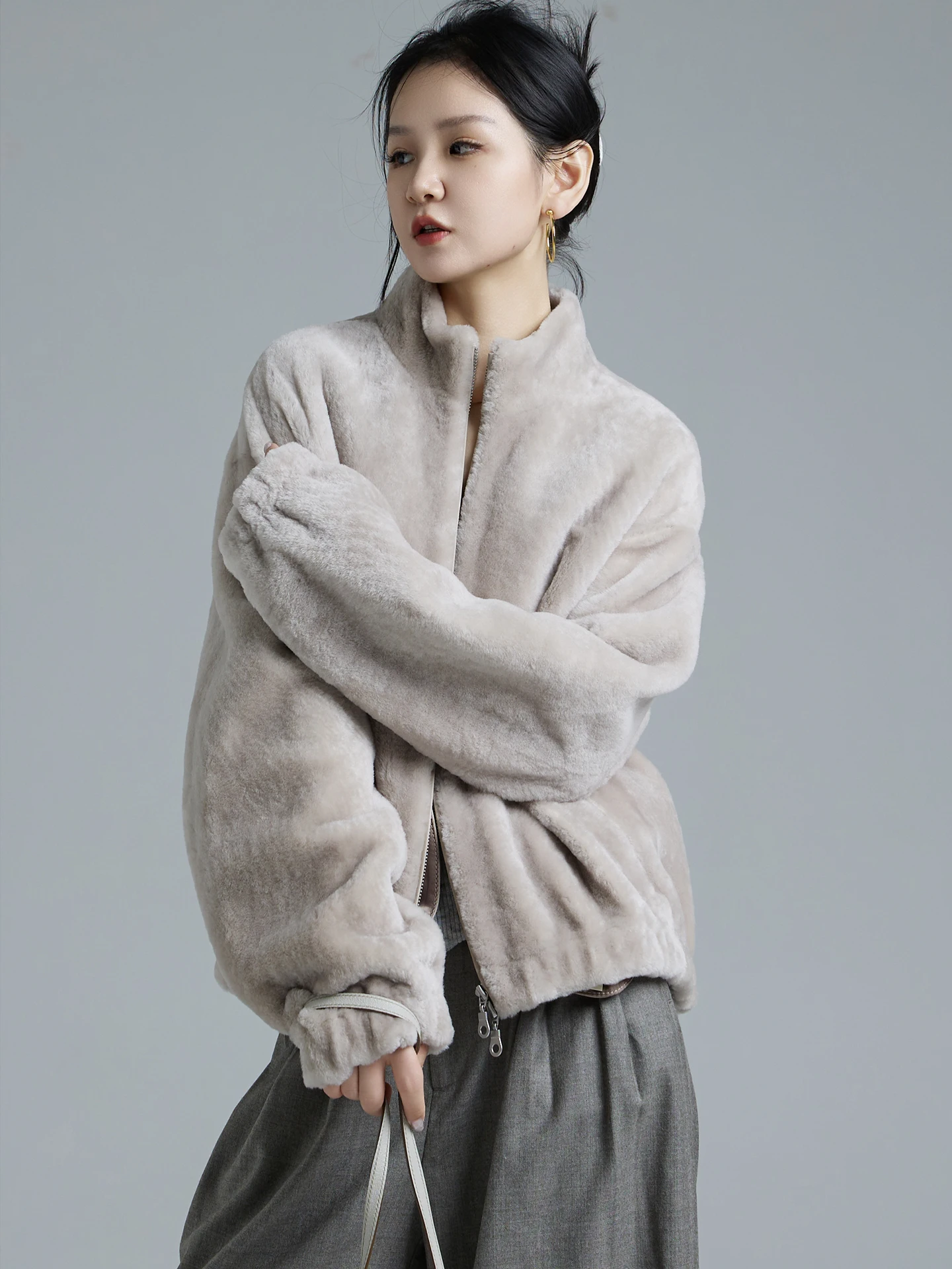 معطف فرو من جلد الغنم الطبيعي من AYUNSUE للنساء سترة من الجلد الحقيقي سترات شتوية للسيدات 2025 ملابس فاخرة فضفاضة مناسبة