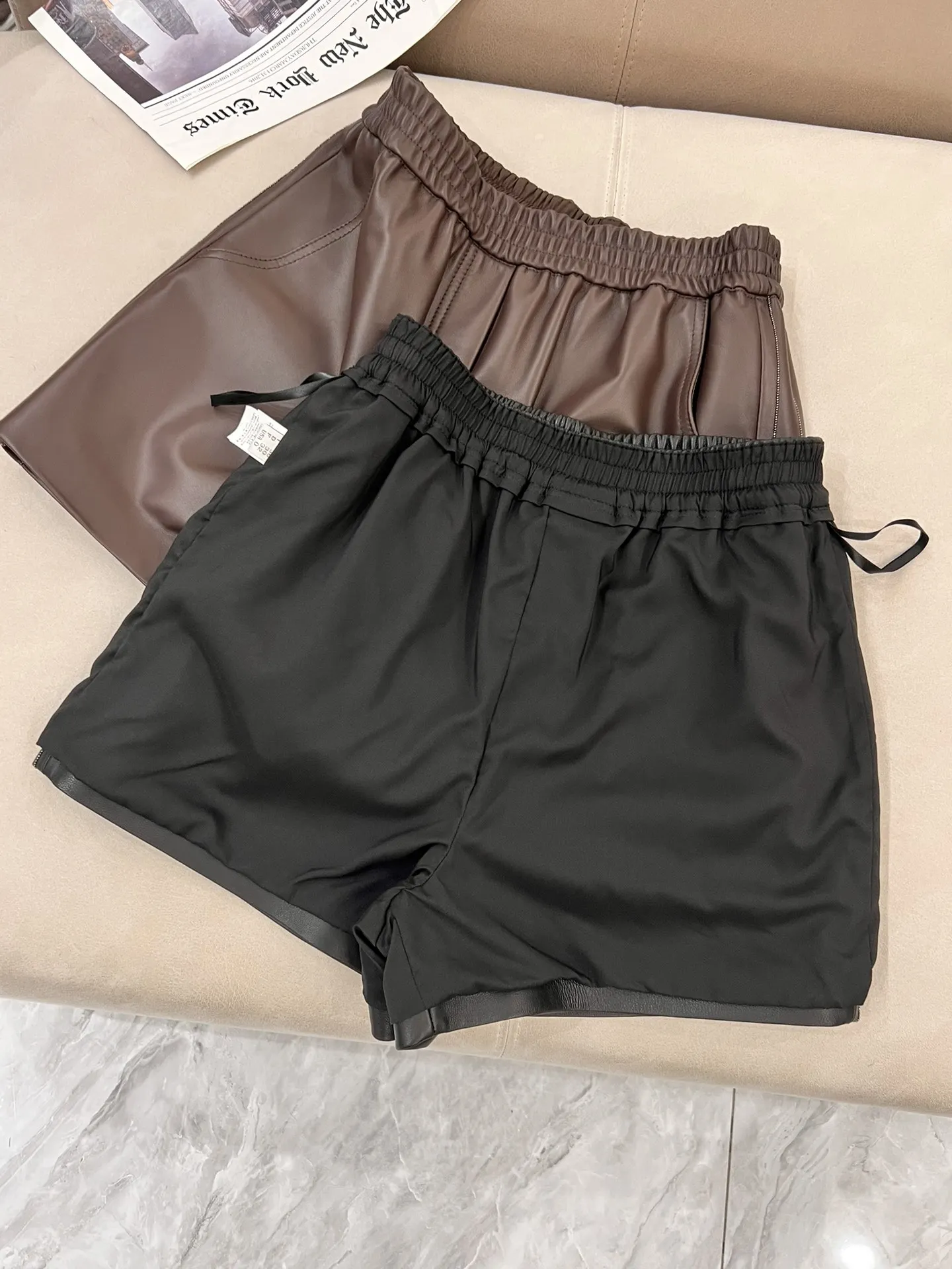 Damen-Shorts aus Schaffell mit Perlen