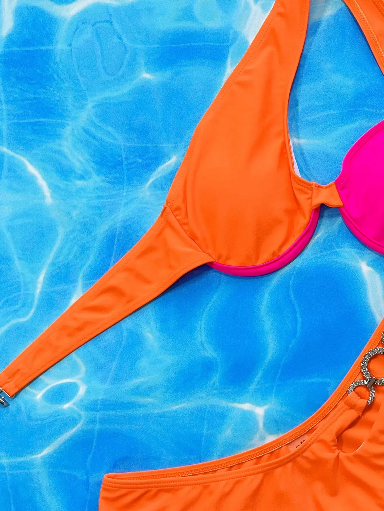 2024 Costume da bagno a 2 pezzi bikini a contrasto di colore donna sexy monospalla scava fuori costume da bagno senza schienale costumi da bagno a vita bassa estate