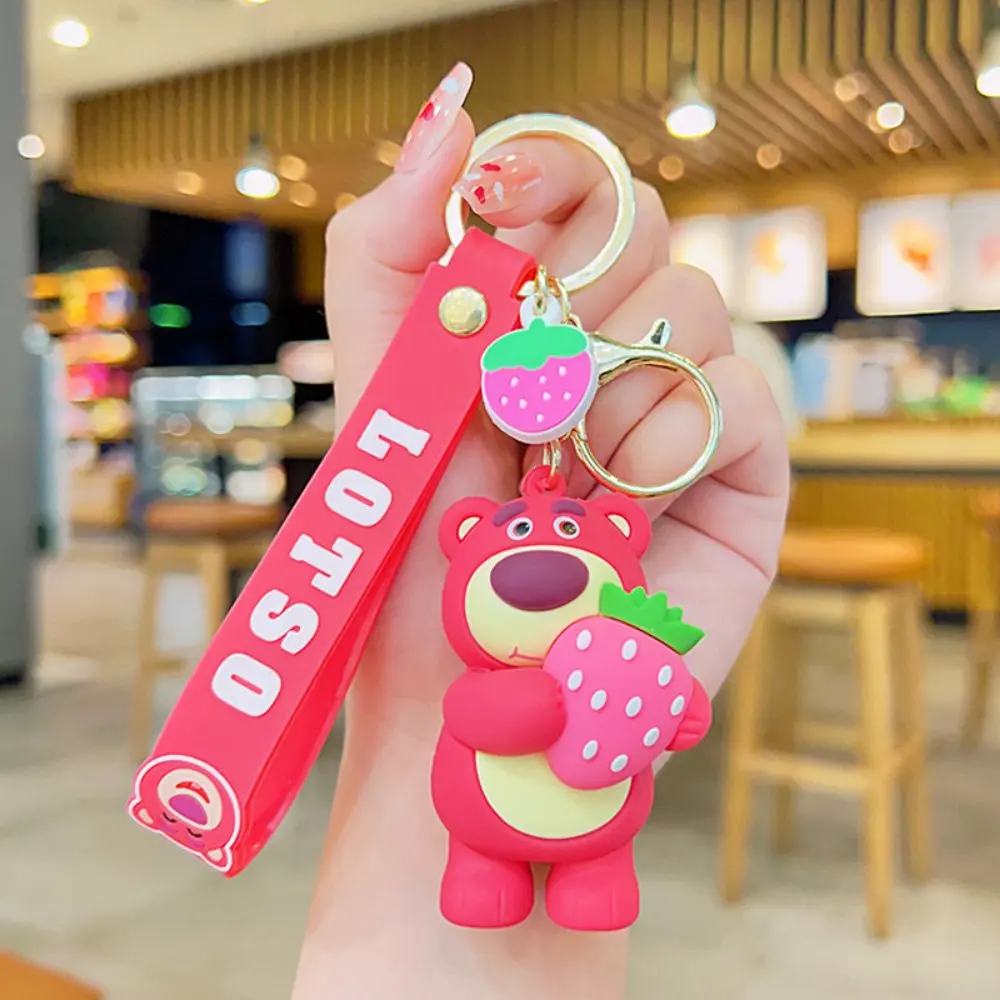 Disney Lotso สตรอเบอร์รี่หมี Key CHAIN ประณีตการ์ตูนตุ๊กตาน่ารักอะนิเมะกระเป๋านักเรียนจี้ตกแต่งของขวัญขนาดเล็ก