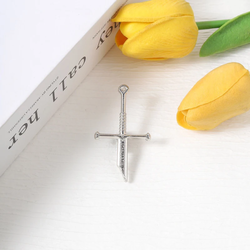 Fantasy Adventure Movies Broken Sword Enamel Pins Vintage Cross Guard Spiral Grip Broken Sword Brooch Cosplay Jewelry Accessory