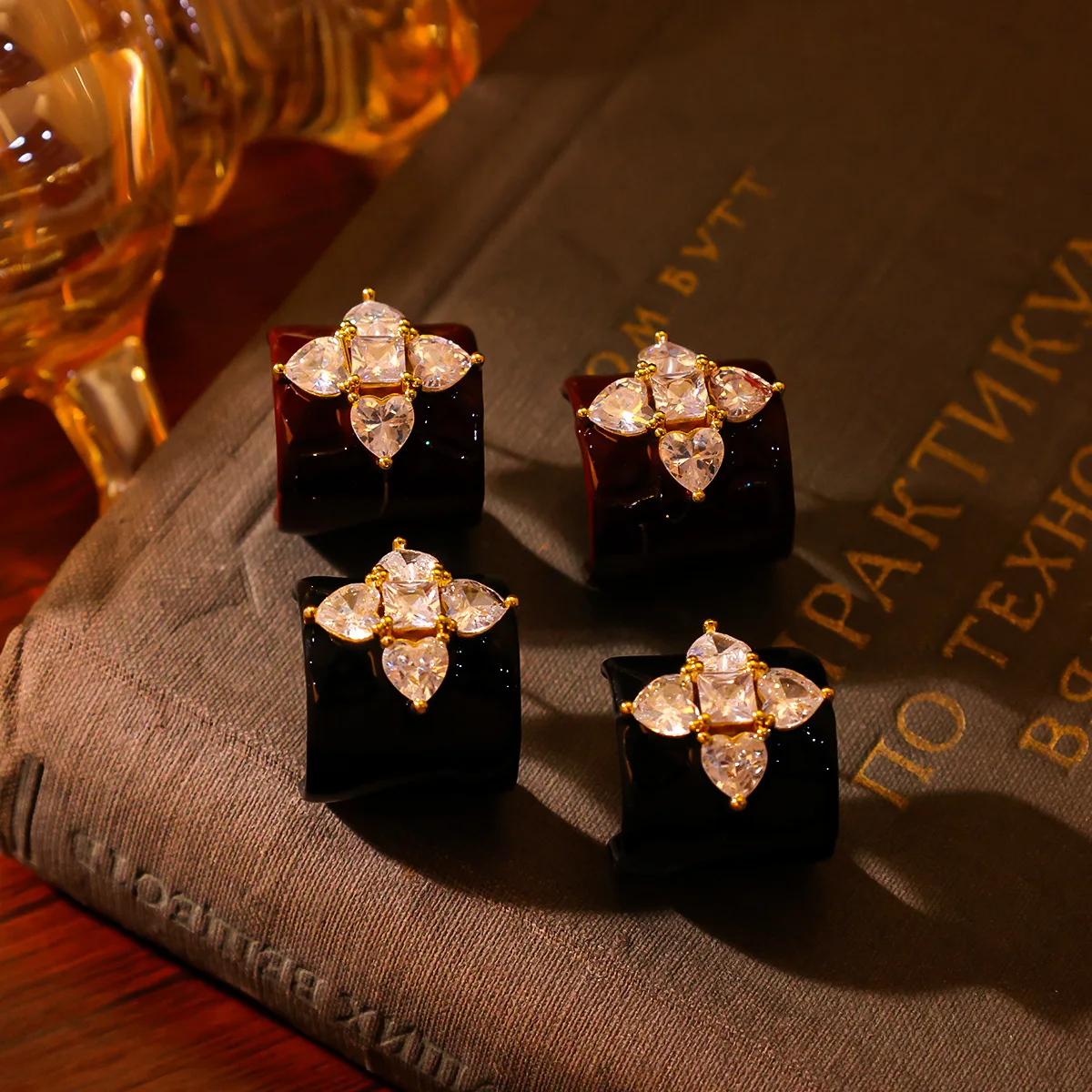 

Retro Ankola Red Four-leaf Clover Stud Earrings, Old Money Style Brass Zircon Earrings, Vintage Enamel Stud Earrings