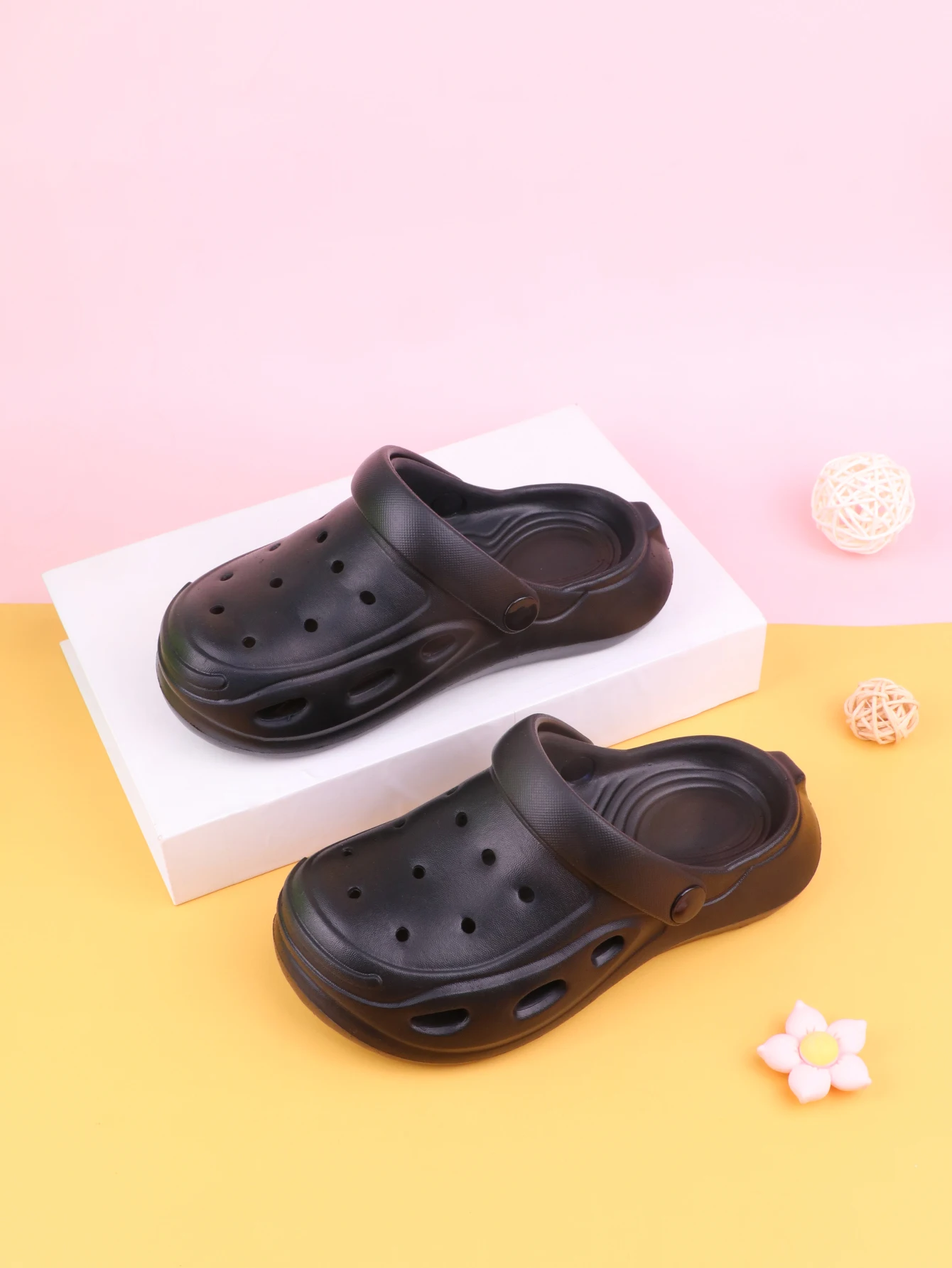 Pair of black kidsren\'s sandals for summer indoor use non-slip girls boys and girls hole shoes fashionable beach shoes baby baby bathing Baotou