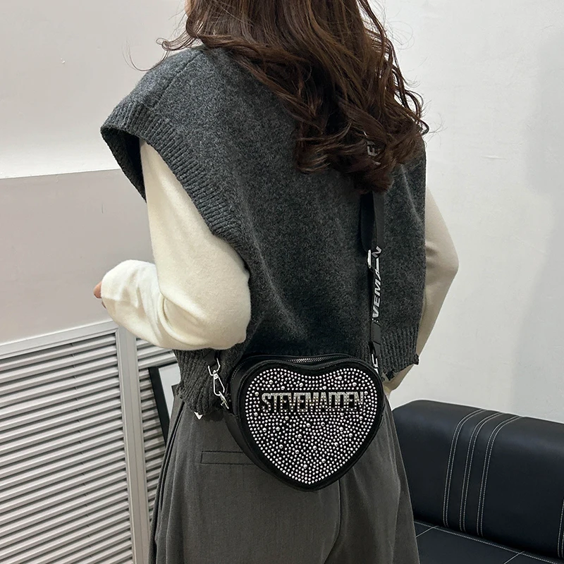

Fashionable Elegant Noble Temperament Light Luxury Minimalist Niche Heart Shaped Crossbody Bag for Outdoor Travel