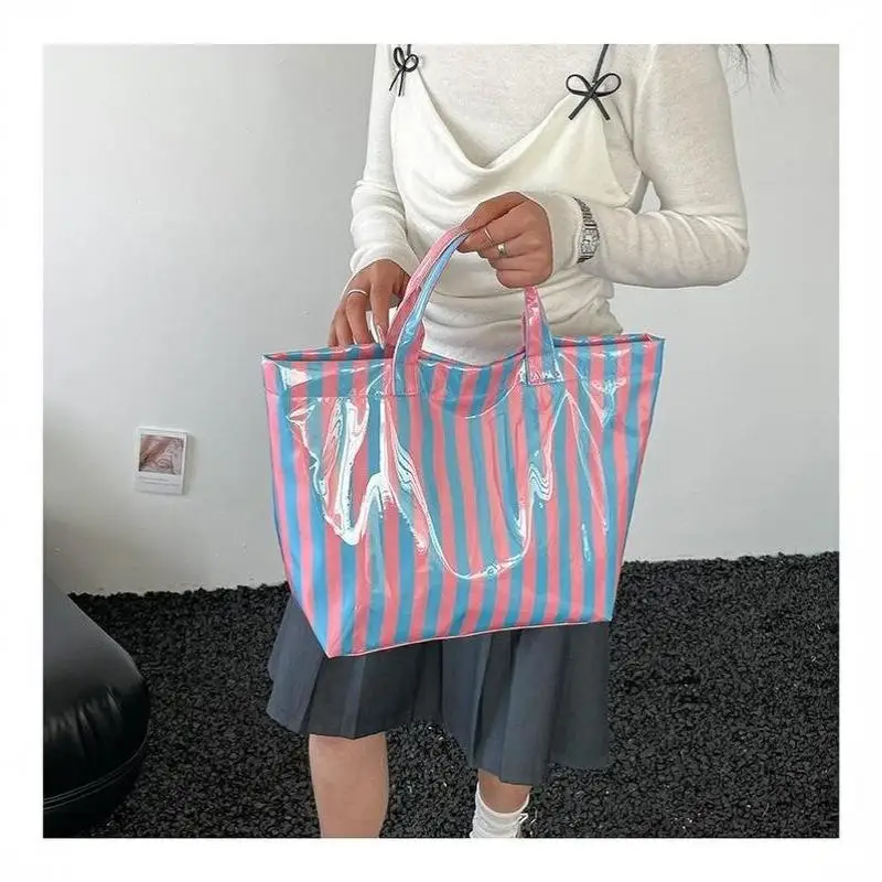Diese wasserfeste PVC-Tragetasche verfügt über ein rosa-blau gestreiftes Design, ein großes Fassungsvermögen und eignet sich für Strand-Einkäufe. – Detail 21
