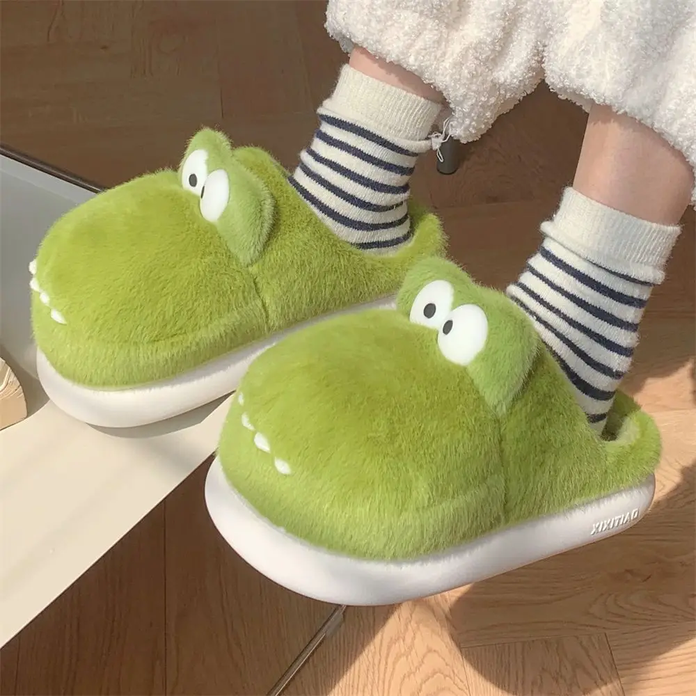 2024 male's footwear in winter Fashion man slippers green crocodile flat mules designer animal mens slippers home furry shoes