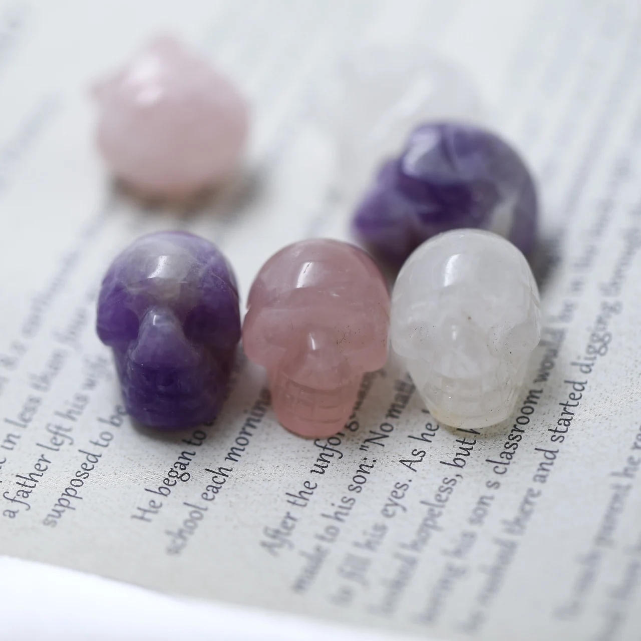 

Изысканная миниатюрная резная фигурка черепа из розового кварца, аметиста и белого хрусталя, украшение-сувенир