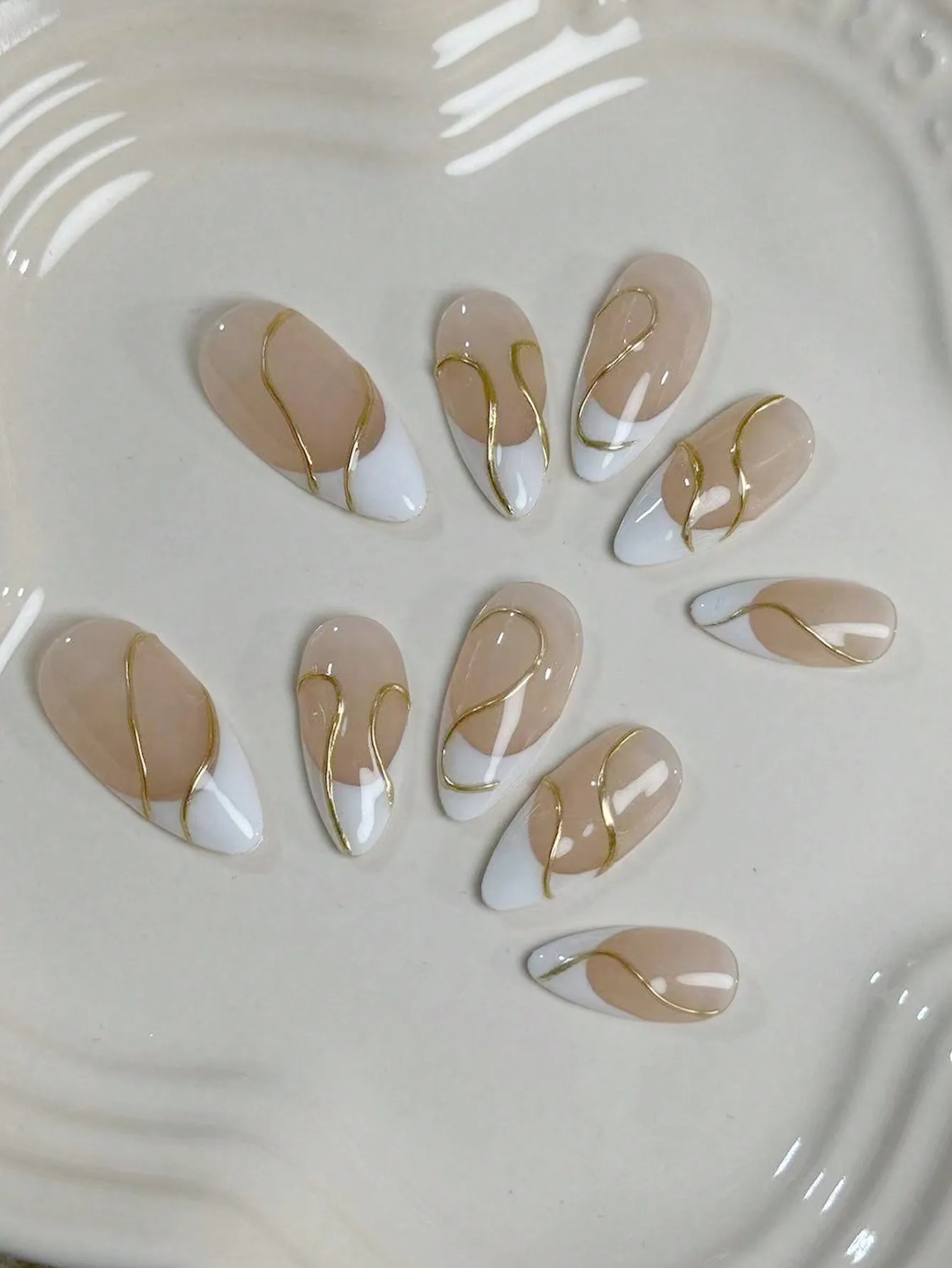 10-delige pure handgemaakte amandelvormige nagels, nude wit Frans goud driedimensionale lijnen, geschikt voor woon-werkverkeer, delicaat