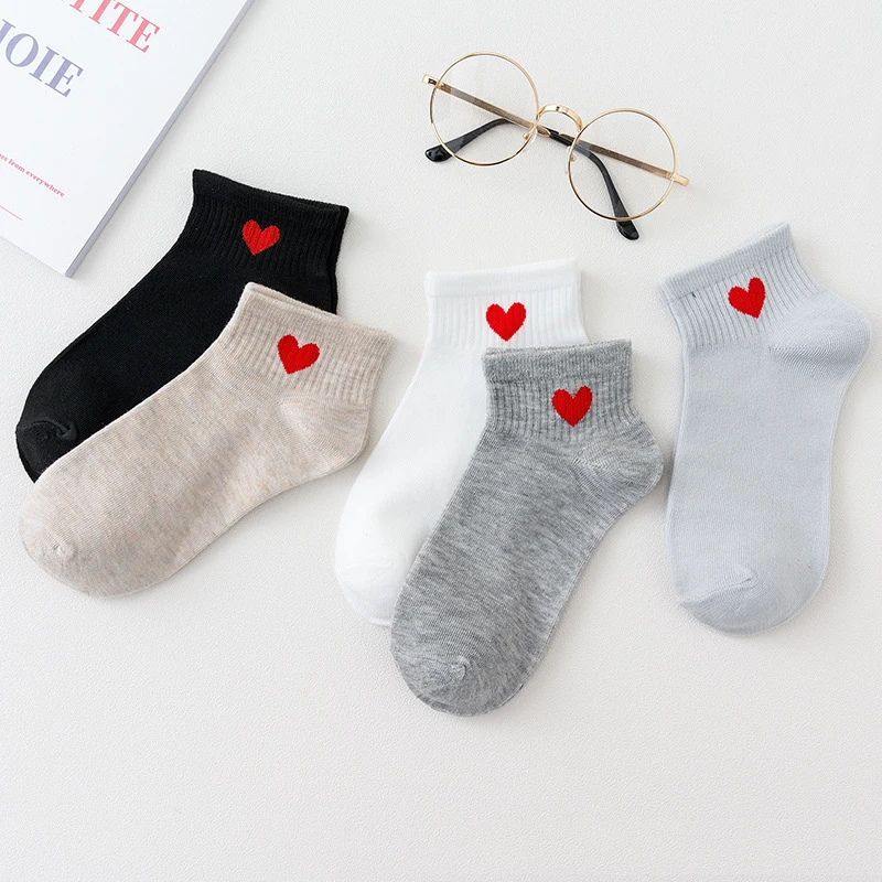 Chaussettes à cœurs pour femmes, 5 paires/lot, mode élégante, couleur unie, noir, blanc, été, printemps, vintage, étudiantes, courtes, coupe basse, rinçage