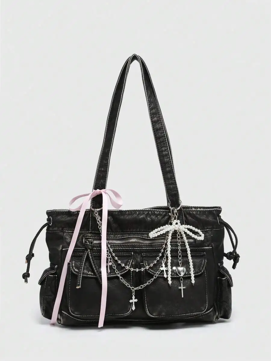 

Сумка-тоут из черной искусственной кожи с эффектом потертости, с подвесками в виде креста и сердца, жемчужным бантом и акцентом из розовой ленты