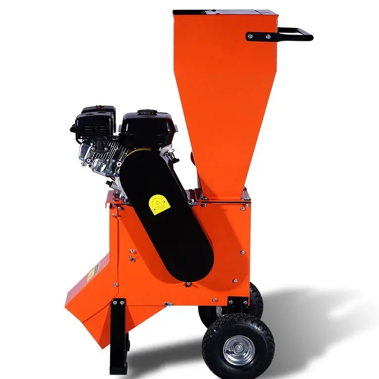 

Мобильный измельчитель древесины на бензиновом двигателе с усиленным шасси для быстрой очистки от штормовых остатков и падающих веток