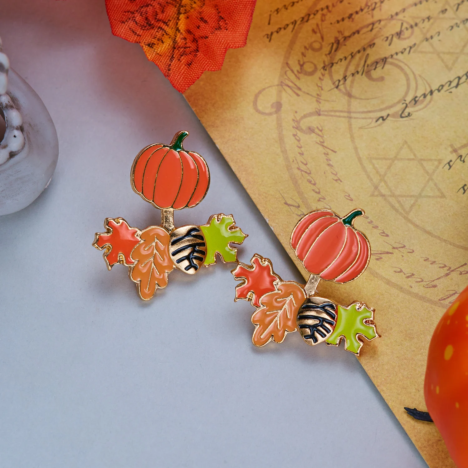 Neue Design-Ohrringe mit Fuchs, Tannenzapfen und Ahornblatt für Damen, Trendige Niedliche Emaille-Kürbis-Ohrstecker, Süße Ausgefallene Schmuck-Accessoires – Detail 6