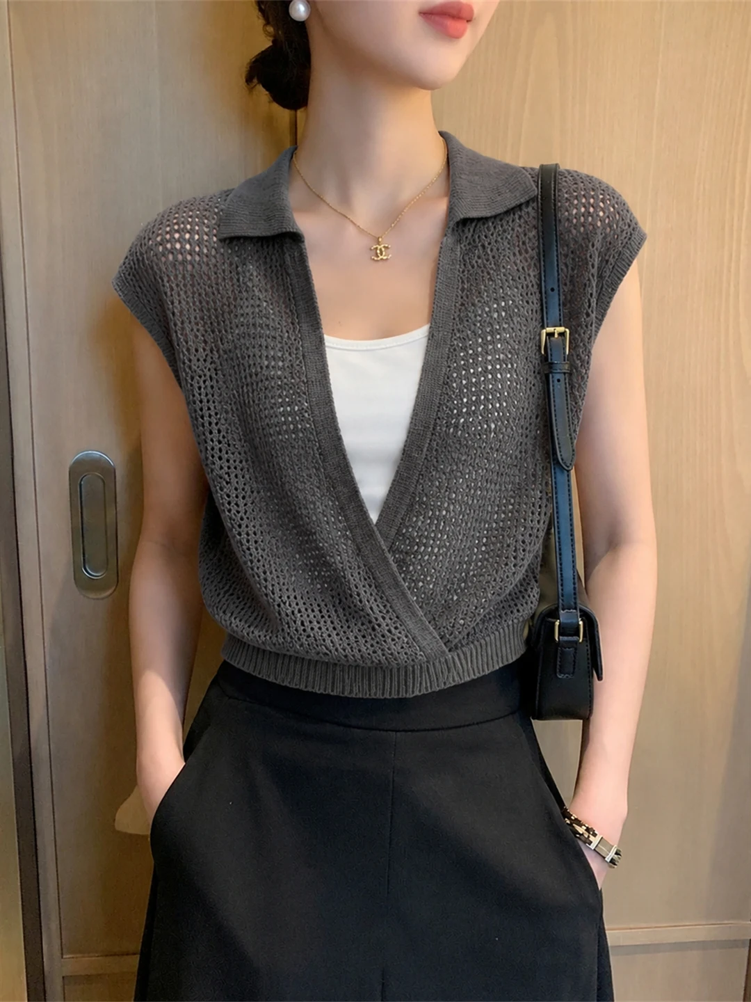 

Korean Style Hollow out Collar Top Women's Fashionable Elegant Summer 2026 Sleeveless Neck Pullover Silk Shirt