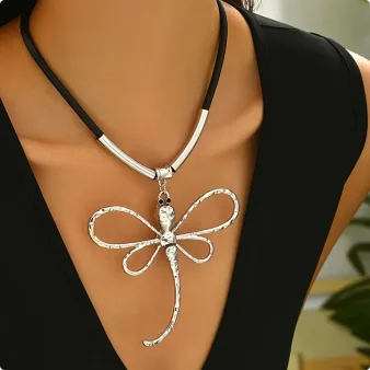 

Fashionable 3D Dragonfly Pendant Necklace 1 Piece Stylish Individual Suitable for Daily Matching Party Wear
