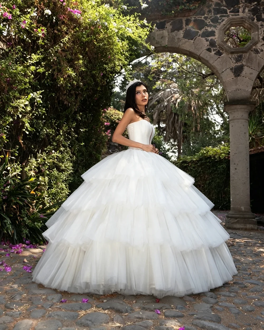 Maßgeschneidertes 2026 Klassisches Neues Brautkleid mit tiefem V-Ausschnitt, weißes Ballkleid, gestuftes, trägerloses, rückenfreies Hochzeitskleid, Vestido De Noiva – Detail 4