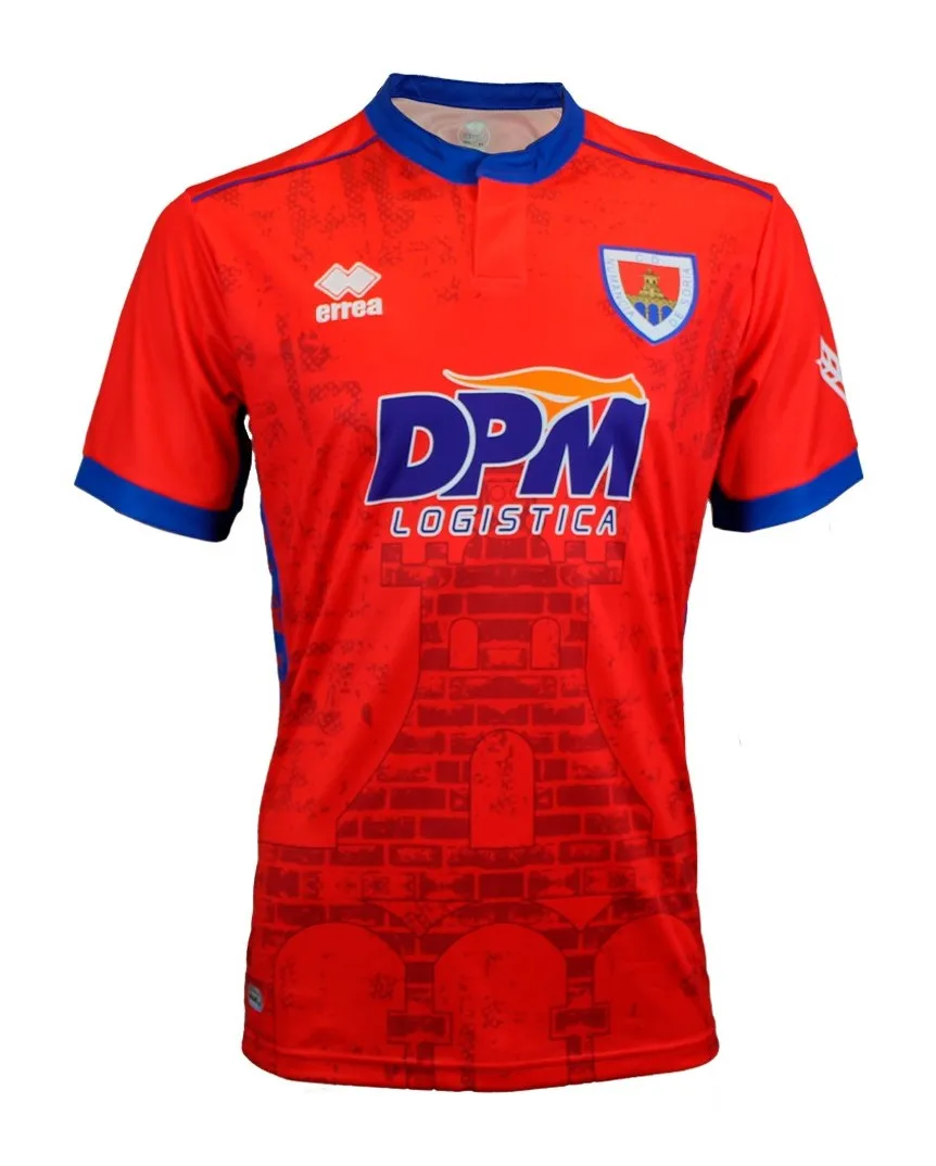 Camiseta de Fútbol 2026 del CD Numancia de Soria, Roja y Azul, con el Patrocinador DPM Logistica y Estampado Errea Castle, para Hombre, Ropa de Playa